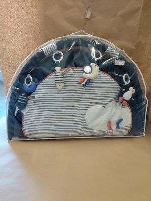 un sac bleu et blanc sur lequel est représentée une baleine