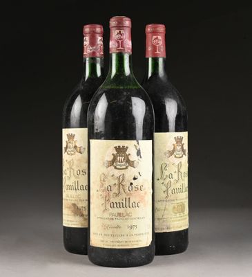 trois bouteilles de vin sont alignées sur une table