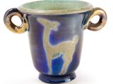 un vase bleu et vert orné d'un cerf