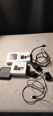 une table sur laquelle sont posés tout un tas d'appareils électroniques