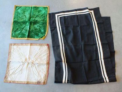 plusieurs morceaux de tissu sont disposés sur une table