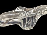 sculpture en verre transparent représentant une feuille sur fond noir