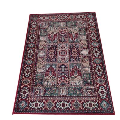un tapis rouge et bleu sur fond blanc