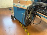 une machine posée sur un chariot dans la pièce