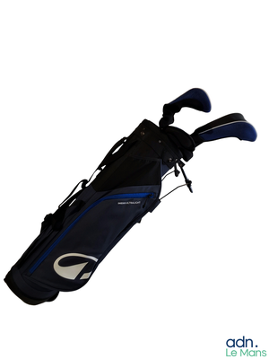 un sac noir et bleu contenant un club de golf