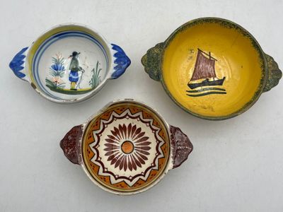 trois bols et un bol décoré d'une peinture, posés sur une table
