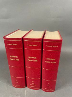 trois livres rouges superposés sur une table