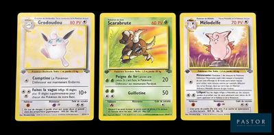 trois cartes Pokémon présentant des motifs différents sur un fond noir