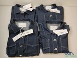 deux paires de chemises en jean pour homme, avec leurs étiquettes encore attachées