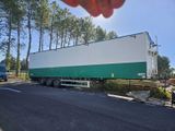 un camion garé sur le côté de la route