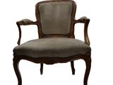 La chaise est en bois et son assise est rembourrée de couleur grise.