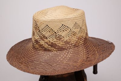 un chapeau de paille posé sur une table