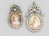 Deux portraits miniatures de femmes sont représentés sur une paire de boucles d'oreilles