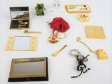 de nombreux objets posés sur une table blanche