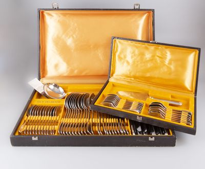 un coffret contenant de l'argenterie sur une surface blanche