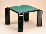 une image représentant une table noire et verte avec un plateau en verre