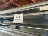 une pancarte indiquant « 205 » posée sur une étagère dans un magasin