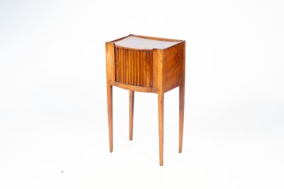 l'image d'une petite table en bois munie d'un tiroir
