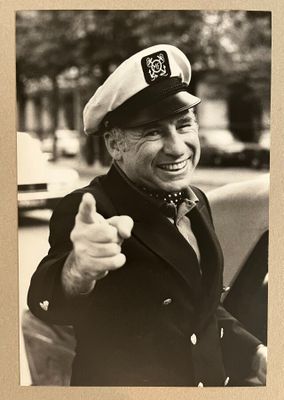photo en noir et blanc d'un homme coiffé d'un bonnet de marin qui lève le pouce