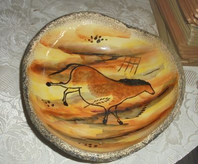une assiette sur laquelle est représenté un cheval