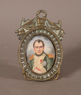 une vieille photo d'un homme en uniforme militaire, dans un cadre