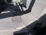 la banquette arrière d'une voiture équipée d'une ceinture de sécurité