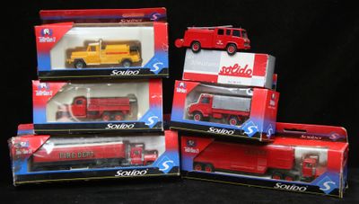 trois camions jouets rouges et jaunes sont empilés les uns sur les autres