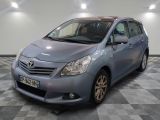 La Toyota Sienna est garée sur un sol à damier dans un garage