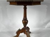 une petite table en bois sur laquelle est posé un oiseau