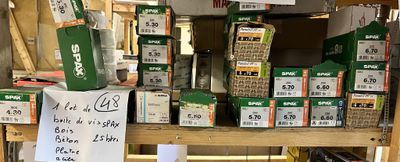 de nombreuses boîtes de nourriture sur les étagères du magasin