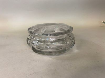 BACCARAT. une bonbonnière en cristal en forme de boule aplat…