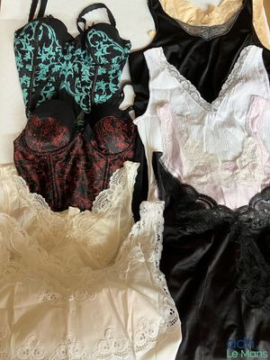 plusieurs modèles différents de pyjamas disposés sur un lit