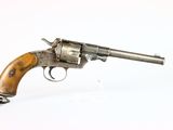 gros plan d'un revolver sur fond blanc