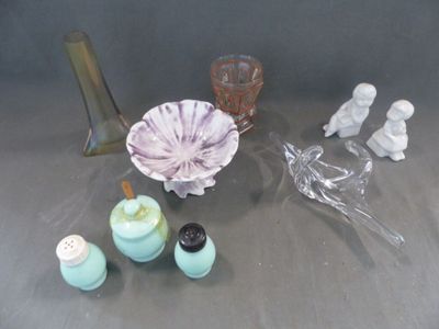 beaucoup d'objets en verre qui se trouvent sur la table