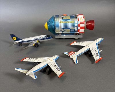trois petits avions en jouet posés les uns à côté des autres sur une table
