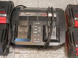 quatre piles et un chargeur par terre
