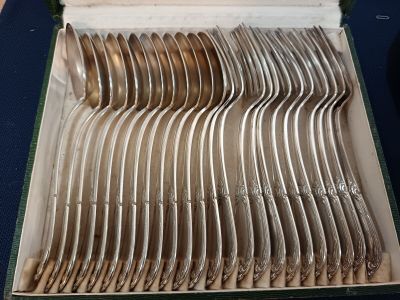 12 couverts en métal argenté modèle à décor de feuillages (d…