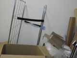 une boîte en carton au milieu d'une pièce, avec une échelle à côté