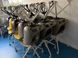 le nombre de chaises alignées dans une pièce