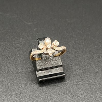 une image représentant une bague sertie de diamants sur un fond noir