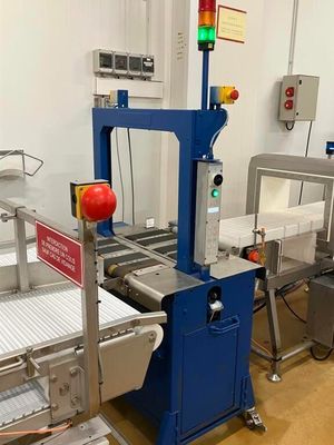 l'image d'une machine qui travaille sur une feuille de papier