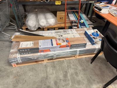 une pile de cartons empilés les uns sur les autres sur une table dans un entrepôt