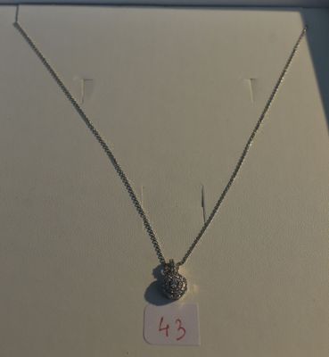 collier plaqué argent orné d'un petit pendentif sur lequel figure un chiffre