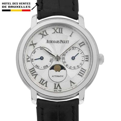 une image d'un gros plan d'une montre-bracelet avec des chiffres romains