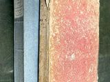 un vieux livre accroché au mur, à côté d'un tableau noir