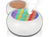 un gros plan d'un humidificateur orné d'un motif à rayures arc-en-ciel