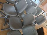 beaucoup de chaises de bureau posées par terre