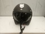 un casque posé sur une table