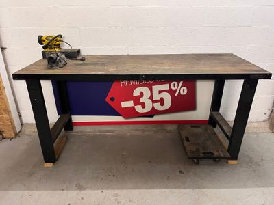 une table sur laquelle est posée une pancarte avec une étiquette de prix