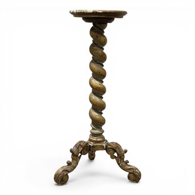 une petite table avec un plateau en bois et un piètement en métal